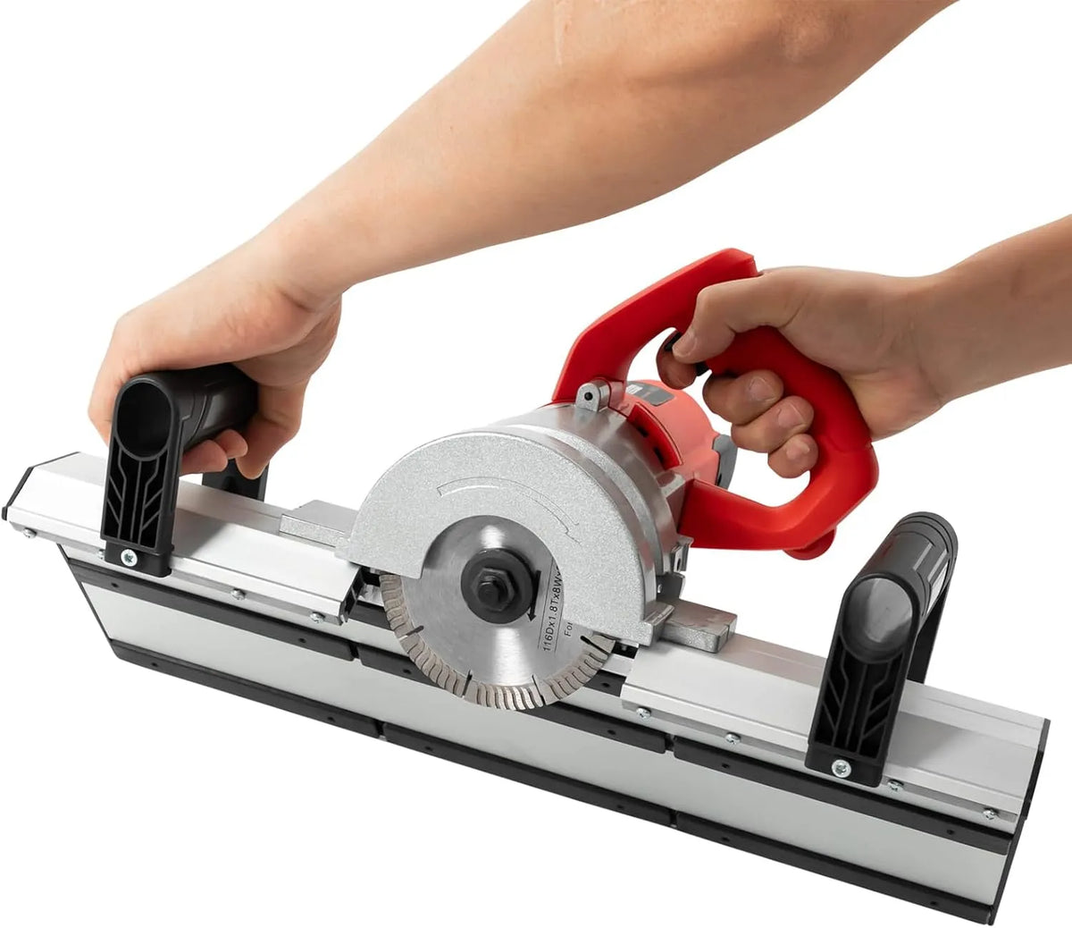 Accessorio da taglio per separare il materiale in modo controllato in officina